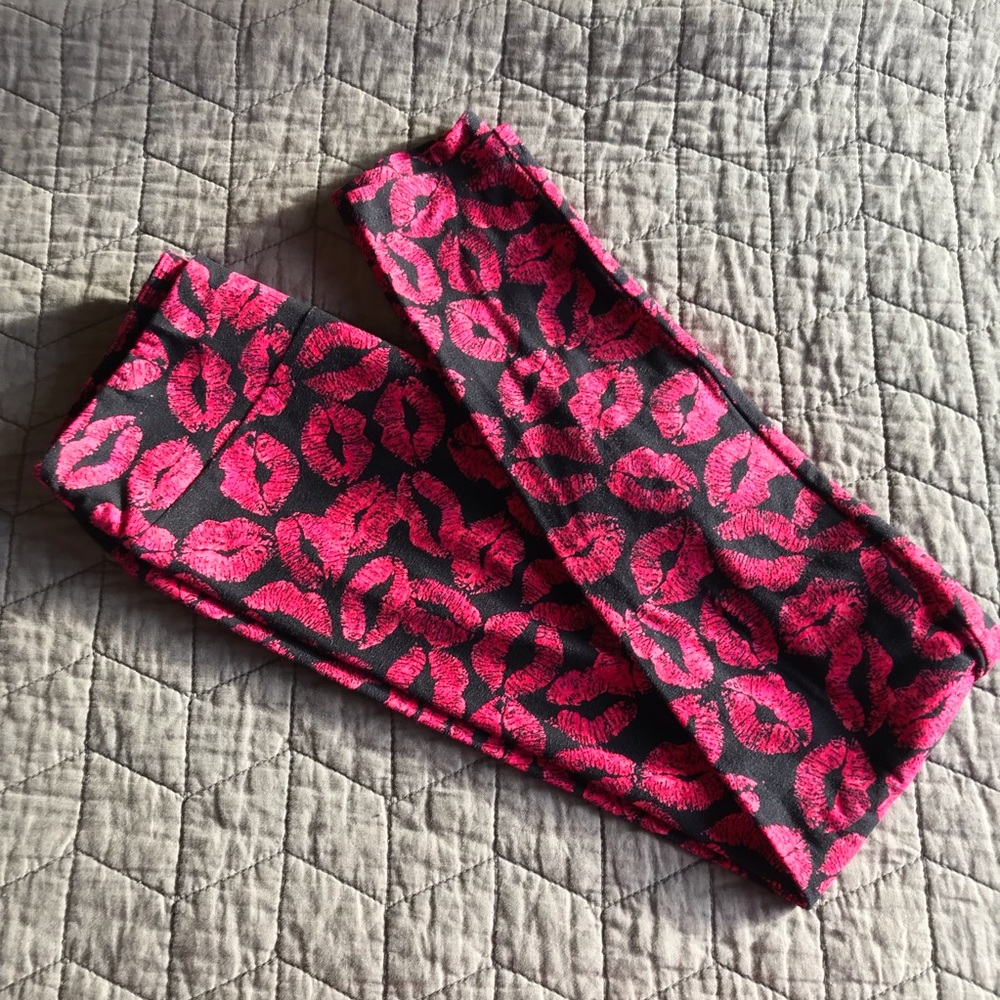 LuLaRoe lip leggings black and pink